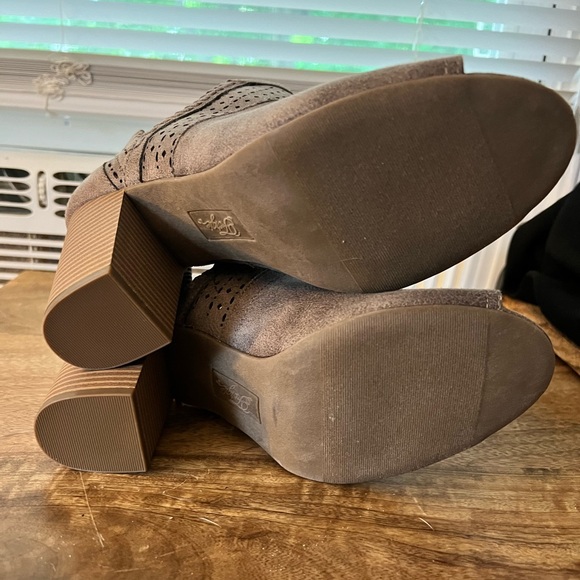 Peep toe heeled booties - Picture 3 of 5